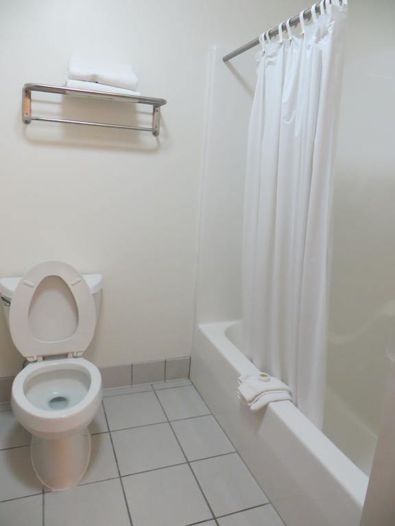 Travelodge By Wyndham Missouri Valley Room photo